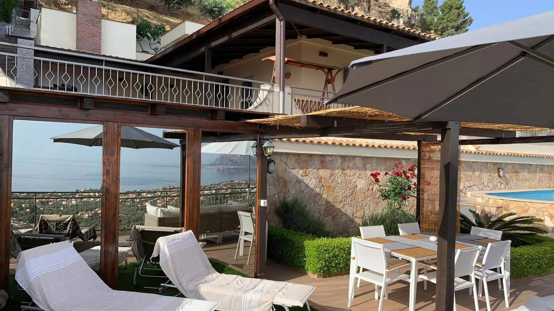 Villa Ibiscus Mandra Capreria Italien